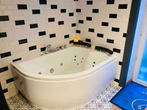 Phòng tắm tại Vénus Love room Escapade romantique avec jacuzzi
