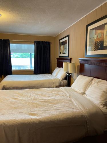 霍斯黑茲的住宿－Travel Inn，酒店客房设有两张床和窗户。