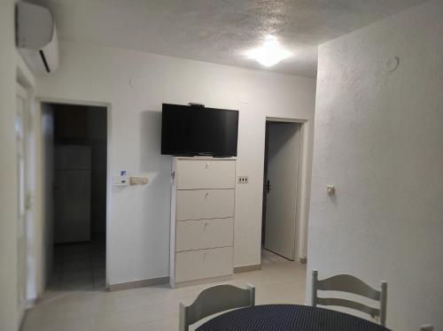 Zimmer mit einem Flachbild-TV an der Wand in der Unterkunft Apartment Marina in Vir