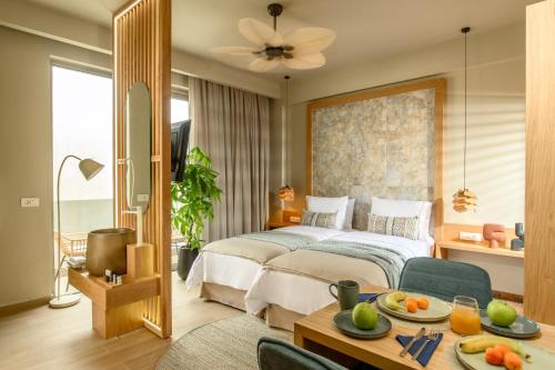 Casbah Boutique Hotel في باليوخورا: غرفة نوم بسرير وطاولة عليها فواكه