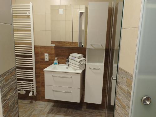 a bathroom with a sink and a mirror at Gästehaus Auszeit in Unterlamm