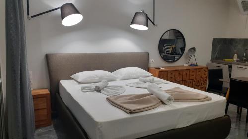 1 dormitorio con 1 cama con toallas en GIANNIS en Galatás