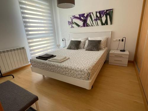 A bed or beds in a room at Apartamento Pinares
