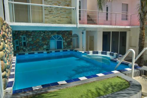 a swimming pool in front of a house at 10 VENATOR House Boutique in León