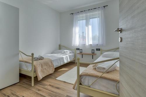 una camera con due letti e una finestra di Villa Monte Vernal a Pola (Pula)