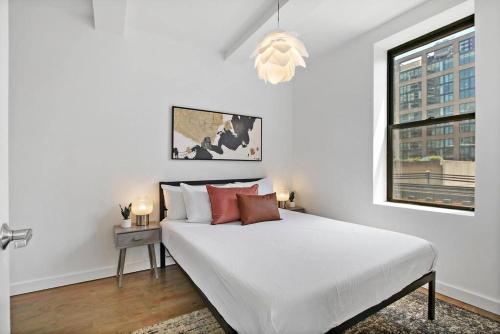 Habitación blanca con cama y ventana en 1BR Peaceful & Complete Apt with In-unit Laundry - Lake 303 en Chicago