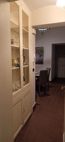 una sala da pranzo con tavolo in una stanza di Stesicoro in Fiera a Catania