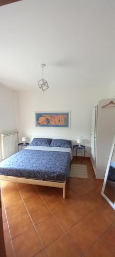 sypialnia z łóżkiem z niebieską kołdrą w obiekcie EasyHouse w mieście Fiuggi