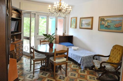 comedor con mesa y sillas en Casa Serena, en Ivrea