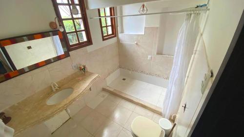 Kúpeľňa v ubytovaní Aventura & Tranquilidade em Secretário pertinho de Itaipava - Trilhas Mountain Bike - Passeios de Quadricilo e Cavalo - Cachoeira
