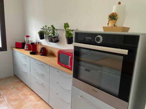 une cuisine avec un comptoir avec un micro-ondes dans l'établissement Appartement spacieux et lumineux Calanques Sormiou, à Marseille