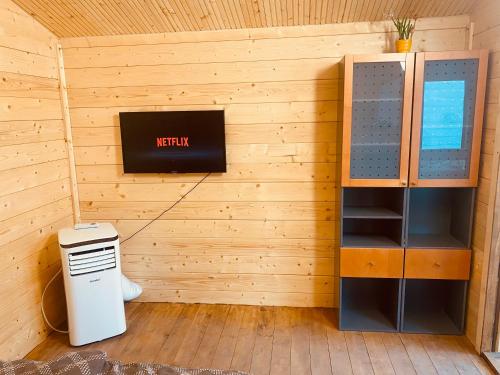 ein Zimmer mit einer Wand mit einem Schild und einer Heizung in der Unterkunft Chatky Daniel-Mikulov, a private campsite just for you in Mikulov
