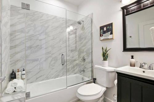 La salle de bains est pourvue d'une douche, de toilettes et d'un lavabo. dans l'établissement Calm & Minimalist 1BR Apartment - Lake 204, à Chicago