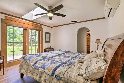 een slaapkamer met een bed en een plafondventilator bij Pet-Friendly Raceway Ranch with Patio and Grill in Sebring