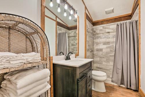 een badkamer met een wastafel, een toilet en een douche bij Pet-Friendly Raceway Ranch with Patio and Grill in Sebring