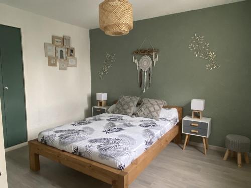- une chambre avec un lit et 2 tables avec des lampes dans l'établissement Superbe Apt, 250m plage du môle, clim, parking, au Cap d'Agde