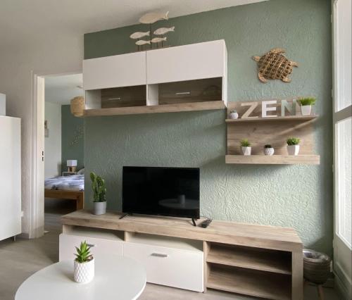 un soggiorno con TV a schermo piatto a parete di Superbe Apt, 250m plage du môle, clim, parking a Cap d'Agde