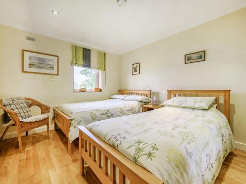 Llit o llits en una habitació de Solway Cottage
