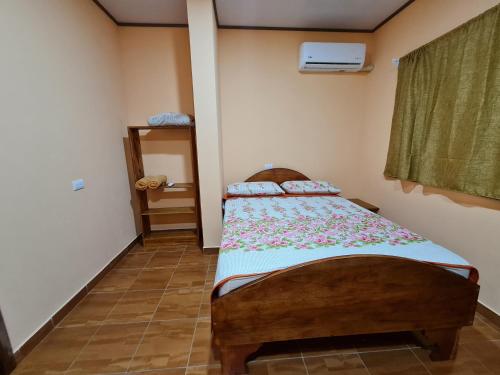 a bedroom with a bed in a room at Ceiba lodge in Drake