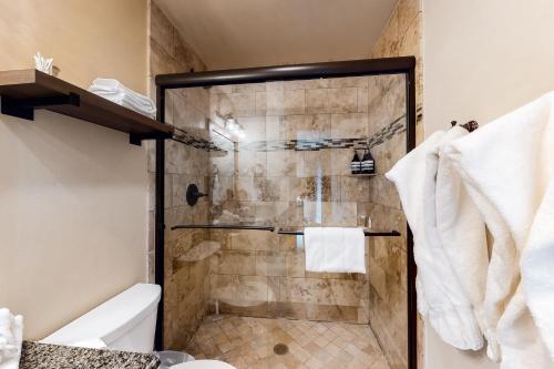 baño con ducha y puerta de cristal en Dormy Lodge, en Vail