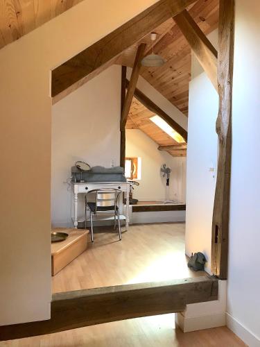 Elle comprend un salon décloisonné avec des poutres apparentes et un bureau. dans l'établissement Il était une fois, à Saint-Yrieix-la-Perche