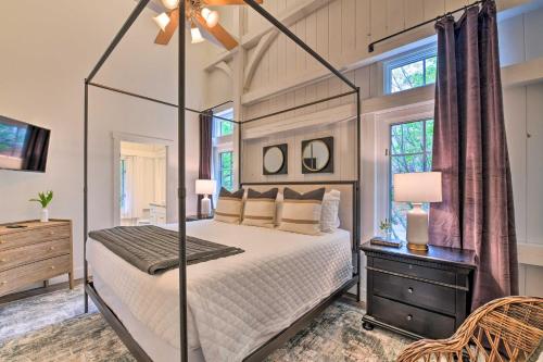 Tempat tidur dalam kamar di Stunning Cashiers Home with Deck and Outdoor Fireplace