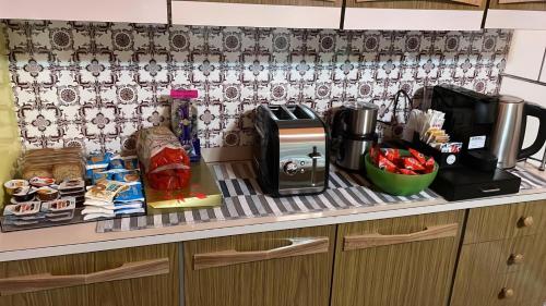 - un comptoir de cuisine avec une cafetière et un four micro-ondes dans l'établissement La Casa di Nonna Lina, à Ordona