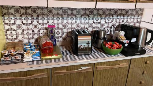 a kitchen counter with a coffee maker and a microwave at La Casa di Nonna Lina in Ordona