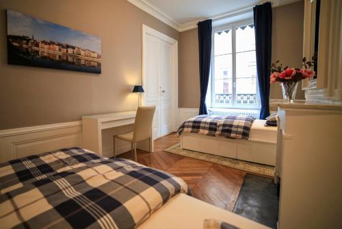 - une chambre avec 2 lits et une fenêtre dans l'établissement La Suite Lanterne, à Lyon