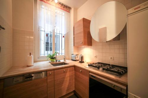 Kuchyň nebo kuchyňský kout v ubytování La Suite Lanterne