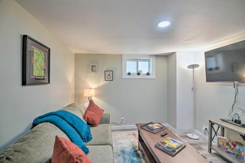 Televisyen dan/atau pusat hiburan di Fresh Downtown Longmont Apartment - Walk to Main!