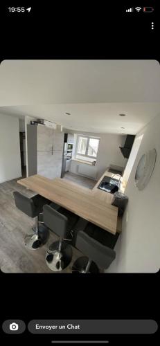 un bureau avec un bureau et des chaises dans la chambre dans l'établissement Gîte des Vosges, à Anould