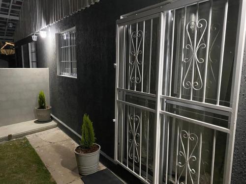 a metal gate on the side of a house at Apartamento aconchegante próximo Capivari in Campos do Jordão