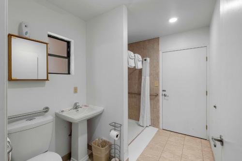 Kylpyhuone majoituspaikassa Budget Lodge