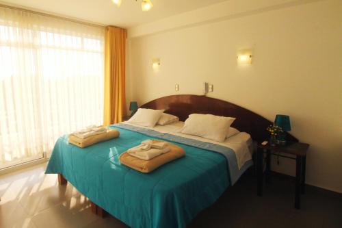 1 dormitorio con 1 cama con 2 toallas en Mar Azul, en Paracas