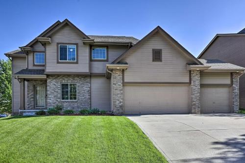 Φωτογραφία από το άλμπουμ του Spacious Omaha Home with Expansive Yard and Patio στην Ομάχα