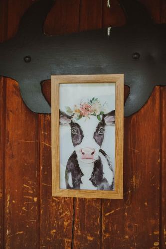 a picture of a cow on a wooden wall at Mini-Mooh cabin in Clearwater