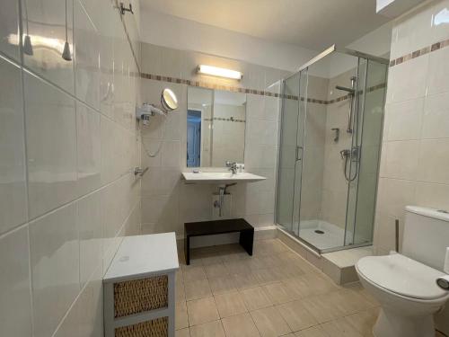 Appartement 321 avec deux chambres - LES SUITES DE ROBINSON - Résidence avec piscine en bord de Siagne, à Mandelieu-La-Napoule tesisinde bir banyo
