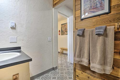 Ένα μπάνιο στο Cabin with Hot Tub and Views 1 Mile to Alyeska Resort