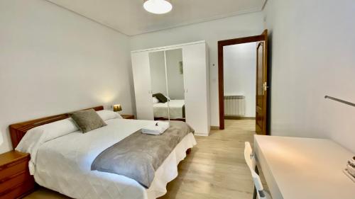 A bed or beds in a room at Apartamento Sweet Home Vitoria