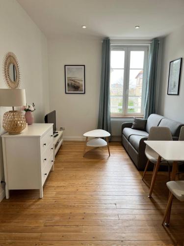 - un salon avec un canapé et une table dans l'établissement Superbe appartement proche port Guillaume, à Dives-sur-Mer