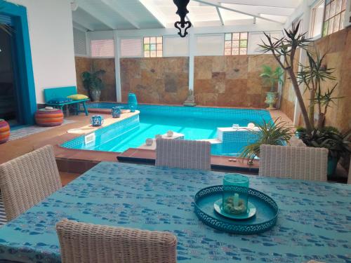 Bazén v ubytovaní Villa Rosa meravigliosa con piscina interna alebo v jeho blízkosti