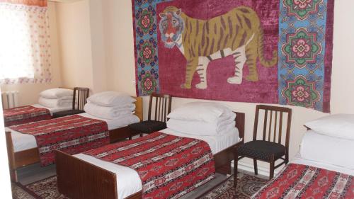 Un ou plusieurs lits dans un hébergement de l'établissement RAHAT Guest House & Hostel in Toktogul