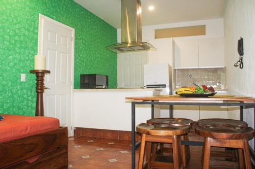Кухня или мини-кухня в Casa Lotería -Pueblito Sayulita- Colorful, Family and Relax Experience with Private Parking and Pool
