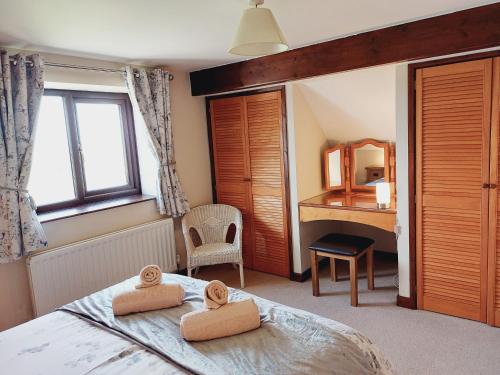 ein Schlafzimmer mit einem Bett mit zwei Handtüchern darauf in der Unterkunft Waggoners Cottage in Montgomery