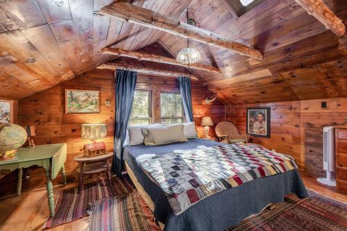 Ένα ή περισσότερα κρεβάτια σε δωμάτιο στο Idyllwild Glory Days