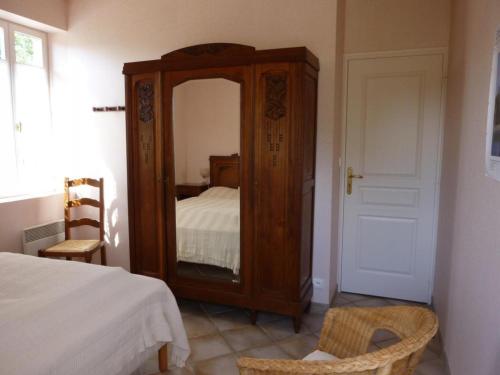- une chambre avec une commode avec un miroir et un lit dans l'établissement Gîte Aurouer, 3 pièces, 4 personnes - FR-1-489-258, à Aurouer