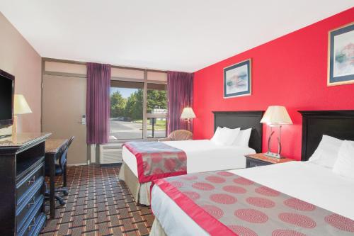 エッジウッドにあるRamada by Wyndham Edgewood Hotel & Conference Centerのギャラリーの写真