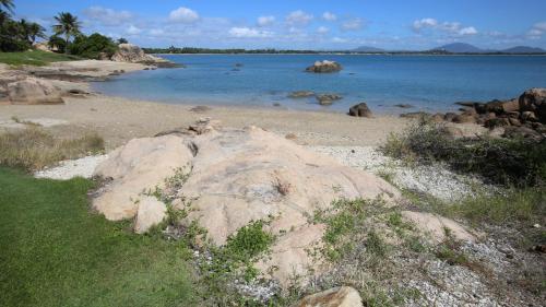 a large rock on the shore of a beach at Whitsunday Sands Resort in Bowen