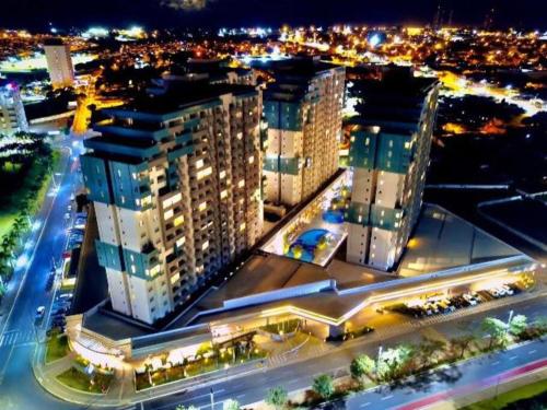widok na miasto w nocy z budynkami w obiekcie Apartamento no Olímpia Park Resort (Melhor preço!) w mieście Olímpia